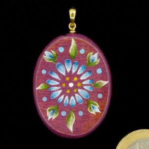 Trachtenanhänger oval, fliederfarben mit blau-grünem Blumenmuster - Unikat Nr. 320