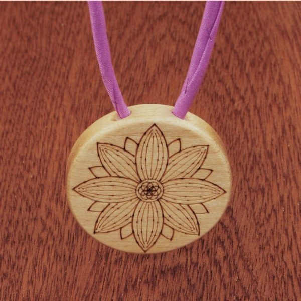 Galeriebild Lotosblume mit Seidenband - Diagonalansicht