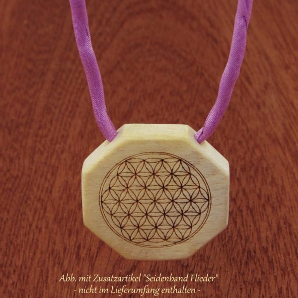 Achteckiges Amulett "Blume des Lebens" mit Zusatzartikel "Seidenband" - Ansicht diagonal von oben